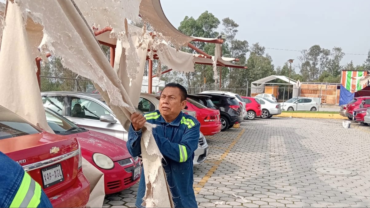 Fuerte lluvia y granizada afecta techumbre en estacionamiento de Ciudad Judicial; personal ya trabaja en el retiro de malla