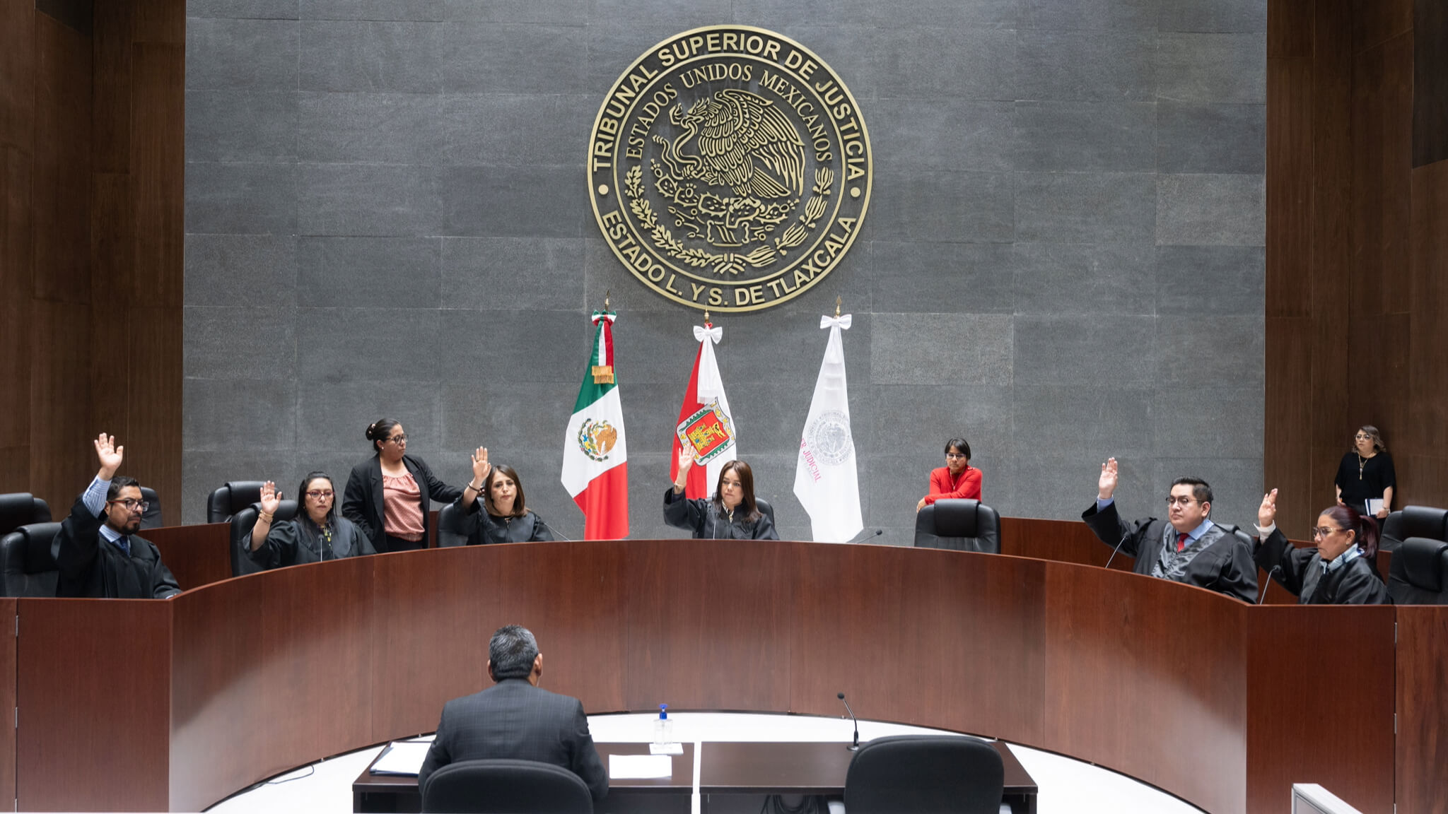 Rinden protesta nuevos jueces de Teolocholco y Apizaco ante el pleno del TSJE